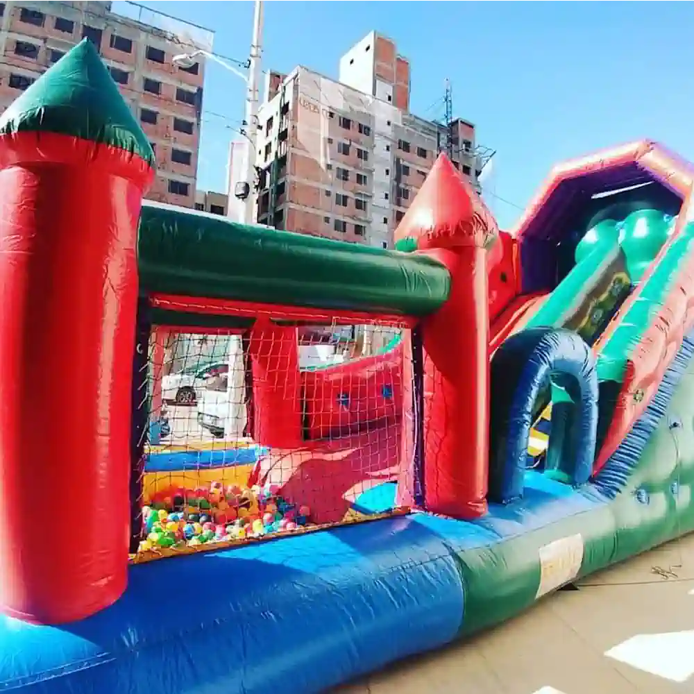 Tobogã com piscina de bolinhas para festas em Biguaçu